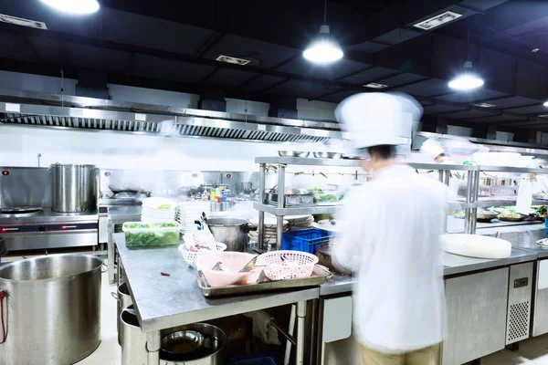 Cozinha moderna e chefs ocupados — Fotografia de Stock