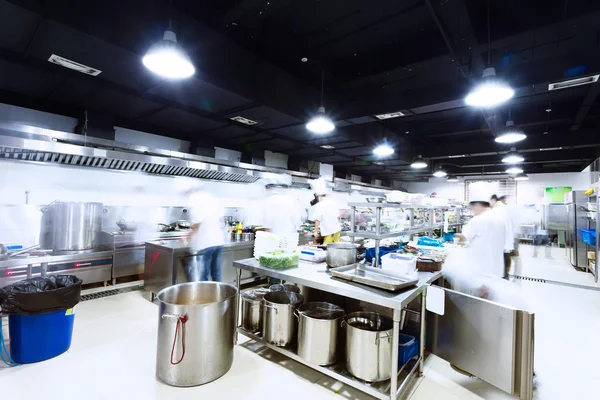 Cozinha moderna e chefs ocupados — Fotografia de Stock