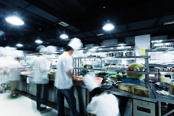 Cucina moderna e chef impegnati in hotel — Foto Stock