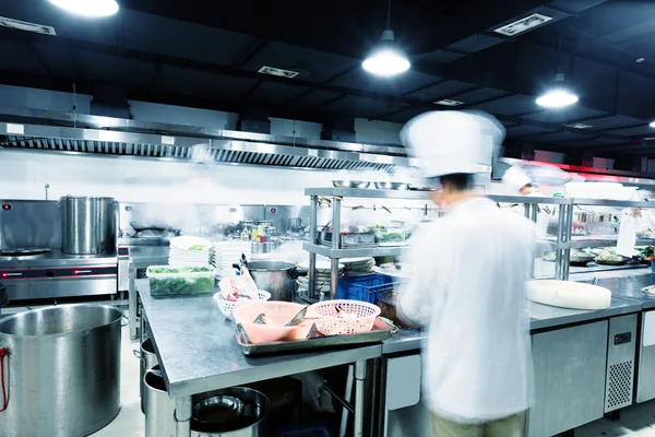 Cocina moderna y chefs ocupados en el hotel — Foto de Stock