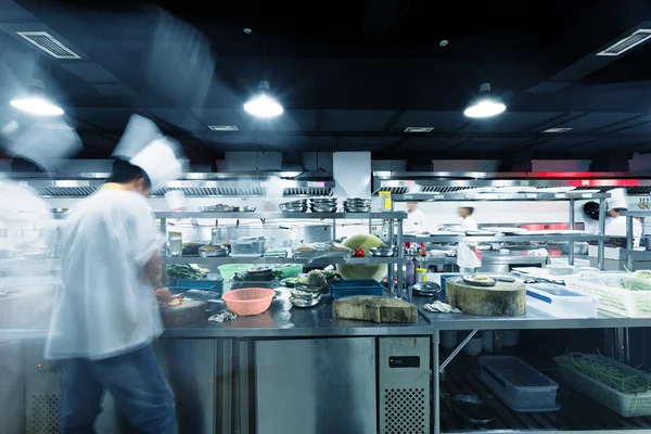 Cocina moderna y chefs ocupados en el hotel — Foto de Stock