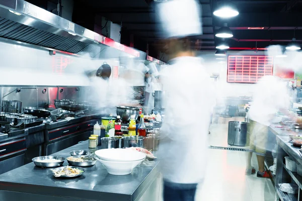 Cozinha moderna e chefs movimentados no hotel — Fotografia de Stock