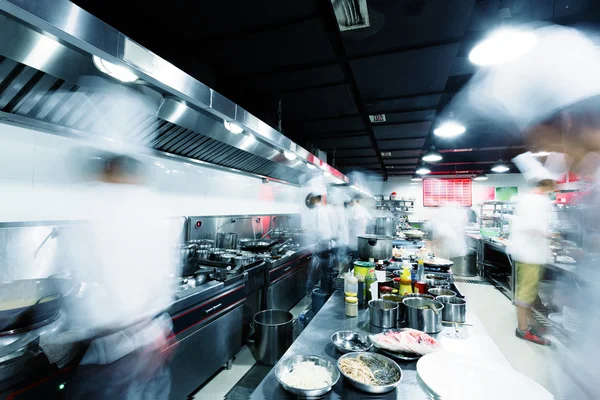 Cozinha moderna e chefs movimentados no hotel — Fotografia de Stock
