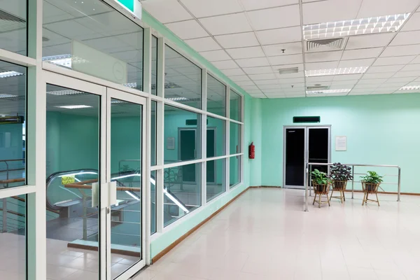 Corridoio vuoto nel moderno edificio per uffici. — Foto Stock