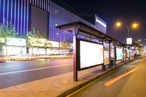 Освітлена автобусна зупинка і вулиця — стокове фото