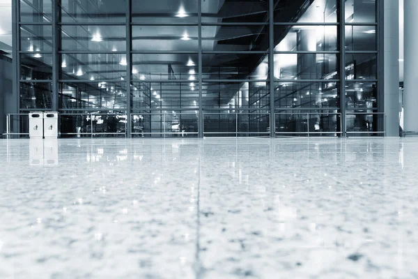 Transparente Glaswand mit leerem Boden — Stockfoto