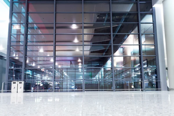 Transparent glass wall with empty floor — Stock Photo, Image