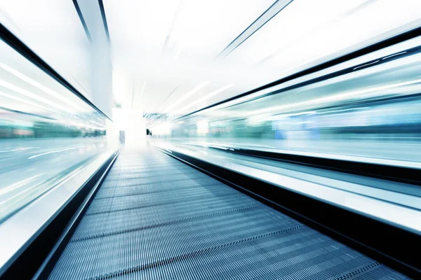 Movimiento rápido de las escaleras mecánicas — Foto de Stock