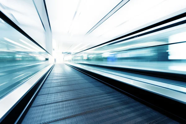 Mouvement rapide de l'escalator — Photo