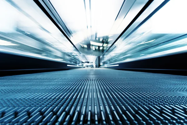 Movimiento rápido de las escaleras mecánicas — Foto de Stock