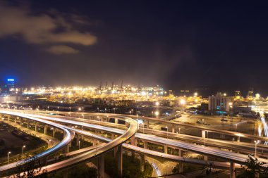 Işıklı ve yükseltilmiş Otoban ve cityscape geceleri