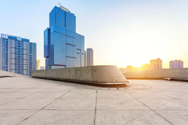 Empty floor and modern building with sunbeam — Stock Photo, Image