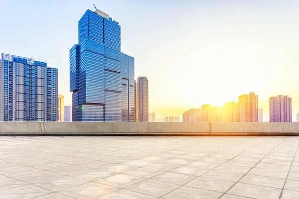 Empty floor and modern building with sunbeam — Stock Photo, Image