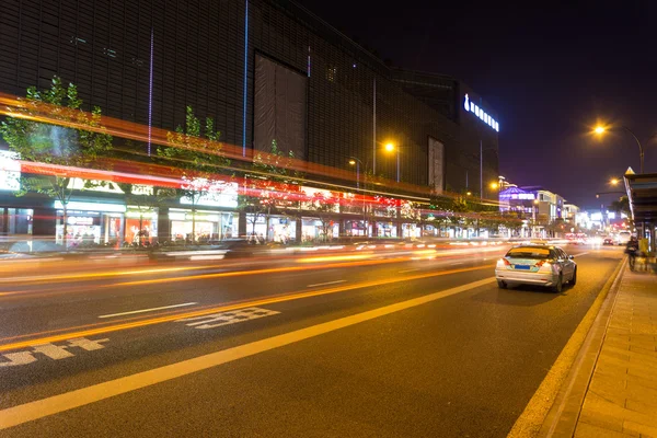 Semafor stezek a moderní street — Stock fotografie