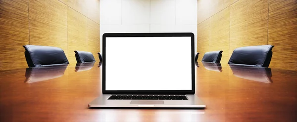 Laptop em branco na mesa da sala de conferências — Fotografia de Stock