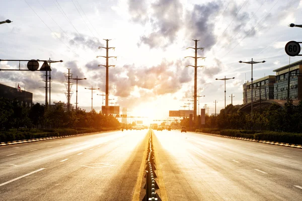 Raggio di sole sulla strada urbana — Foto Stock