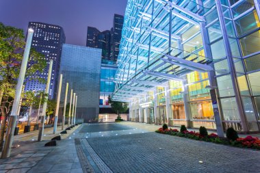 Modern bina cephe yakınındaki boş yere