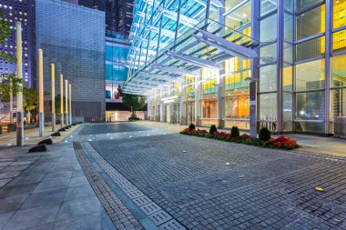 Modern bina cephe yakınındaki boş yere