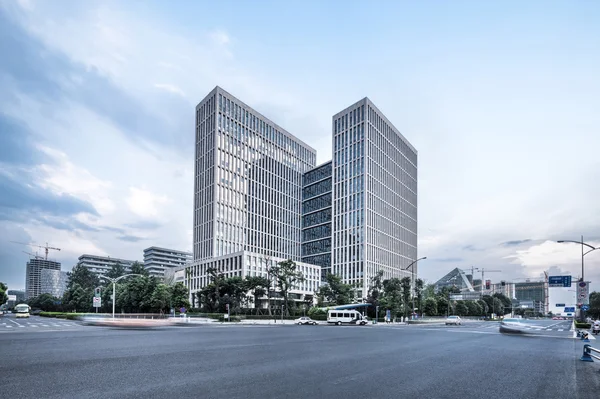 Carretera vacía y moderno edificio de oficinas — Foto de Stock