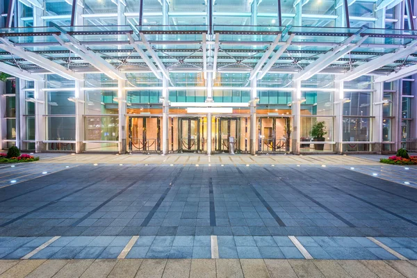 Empty floor near modern building facade — Stock Photo, Image