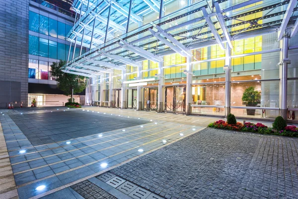 Empty floor near modern building facade — Stock Photo, Image