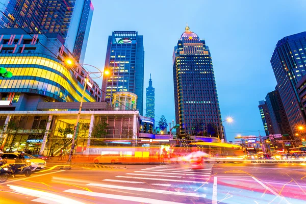 Huellas de semáforo en la ciudad iluminada — Foto de Stock