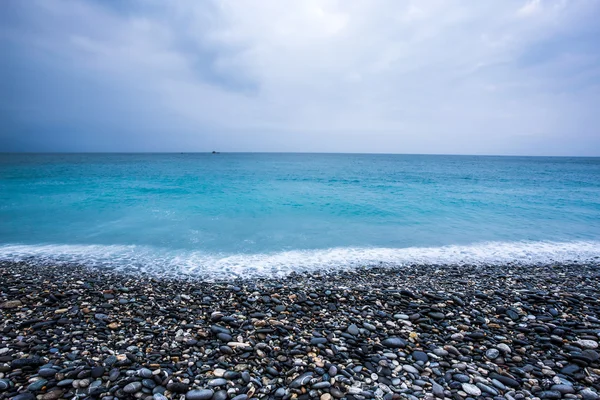 Playa de piedra en el mar —  Fotos de Stock