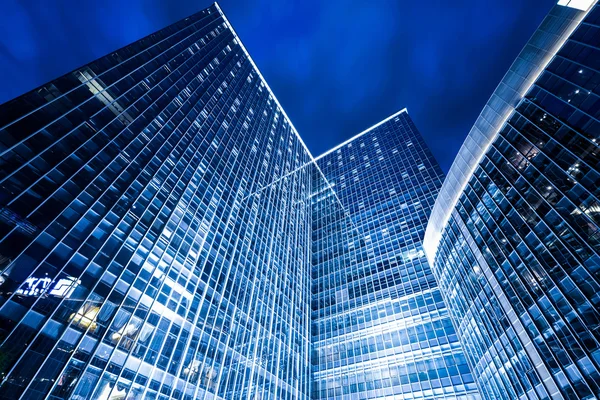 Verlichte modern gebouw buitenkant — Stockfoto