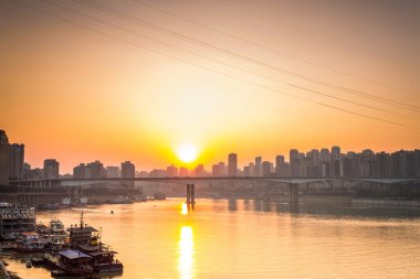 Manzarası, nehir ve köprü günbatımı sırasında