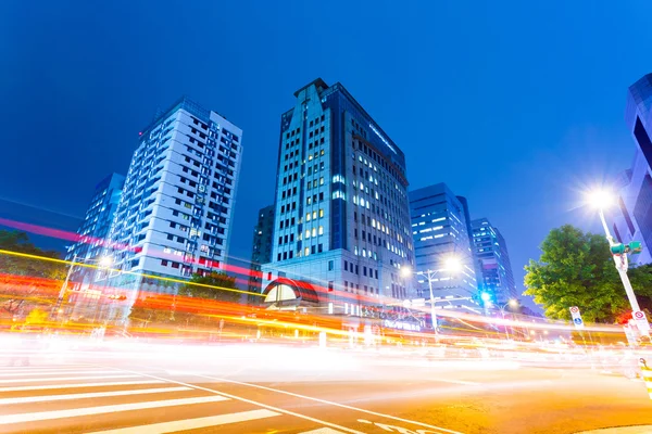 Traffic-light routes in moderne straat — Stockfoto