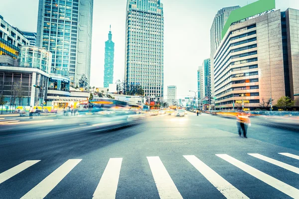 Senderos para semáforos en la calle moderna — Foto de Stock