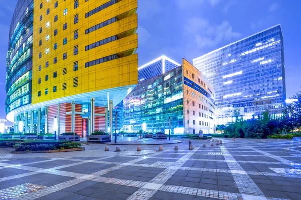 Empty floor in front of modern building — Stock Photo, Image