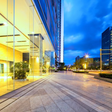 Modern building yakınındaki boş yere