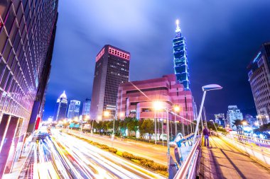 modern şehir sokak ışık parkurları