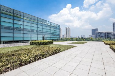 Dış binasında boş yol