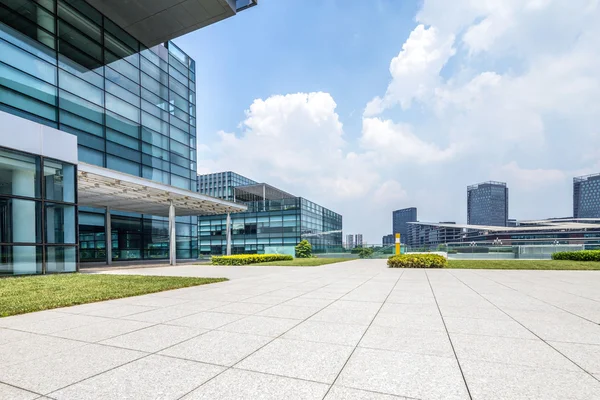 Leere Straße bei Gebäude außen — Stockfoto