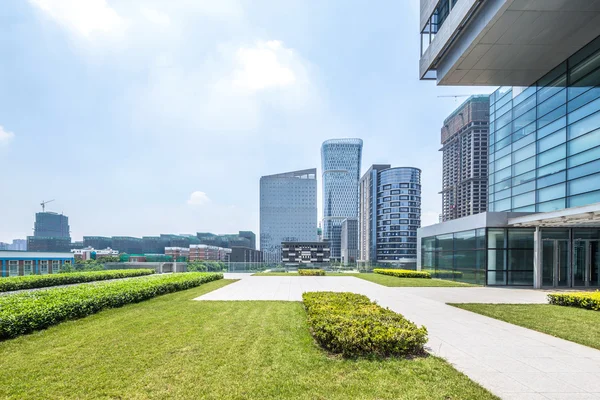 Camino vacío en el exterior del edificio —  Fotos de Stock