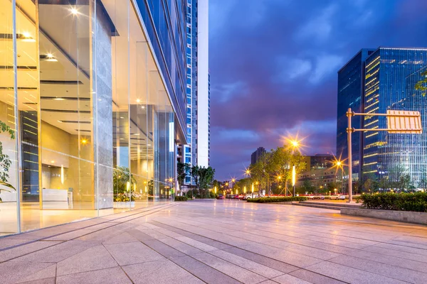 Strada vuota all'esterno dell'edificio — Foto Stock