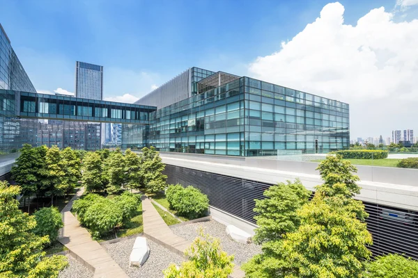 Leere Straße bei Gebäude außen — Stockfoto