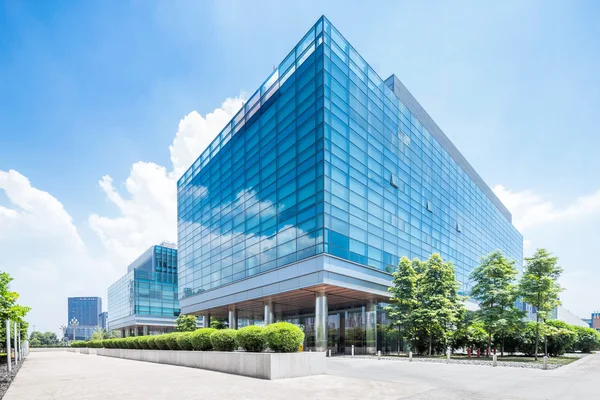 Route vide à l'extérieur du bâtiment Images De Stock Libres De Droits