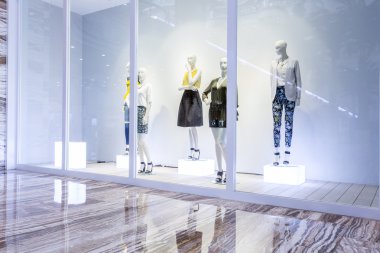 moda Dükkanı vitrin mankenler