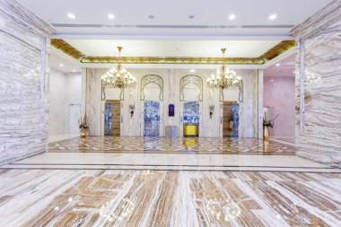 Asansör ve otel salonunda süslemeleri