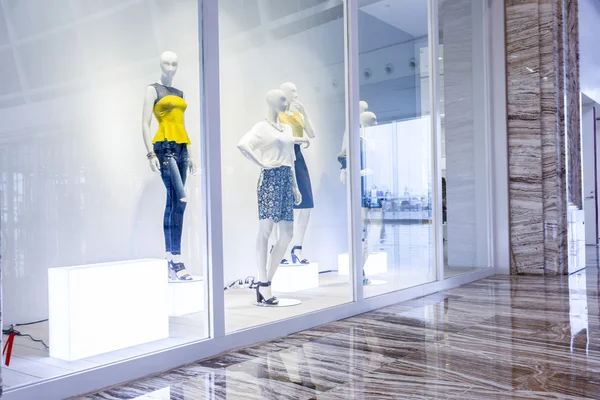 Mannequins in fashion shop display window — Stock Photo, Image