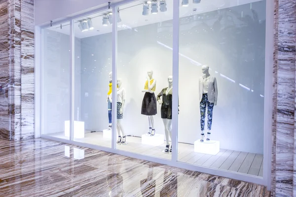 Mannequins in mode winkel weergeven venster — Stockfoto