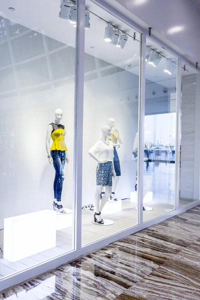 Manequins na vitrine da loja de moda — Fotografia de Stock