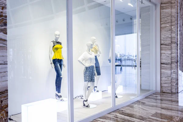 Mannequins in fashion shop display window — Stock Photo, Image