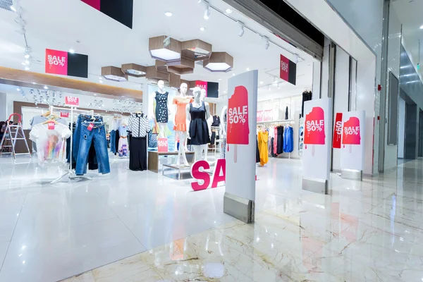 Sale sign in clothes shop — Stock Photo, Image