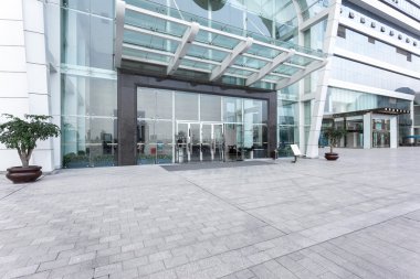 Boş yol ve bina cephe