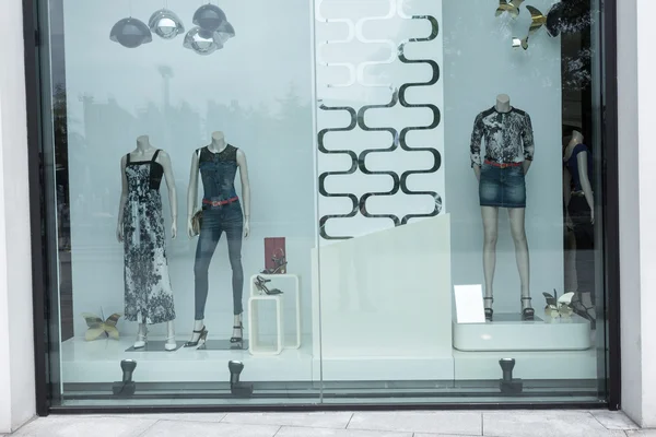 Manekiny w sklepu moda — Zdjęcie stockowe
