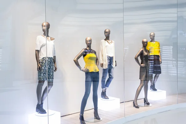 Mannequins in fashion shopfront — Stock Photo, Image